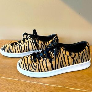 Tiger-print fashion sneakers